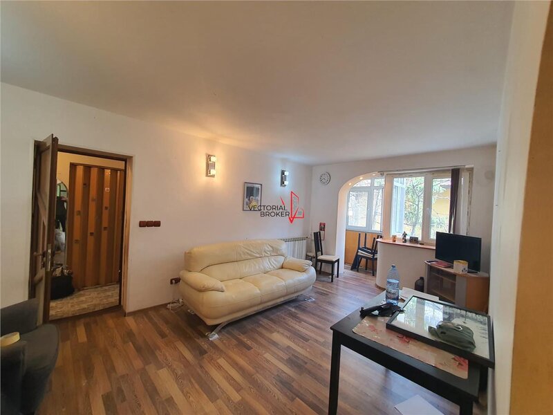 Titan, parc 2 camere et. 1, bloc reabilitat, 49mp, liber